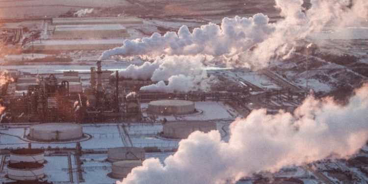 Oil Sands, Aviation Hold Canada Back as Emissions Fall 0.8% in 2023