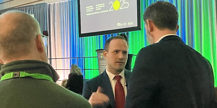 25 Years of Green Municipal Progress At Risk, Housing Minister Warns Cities