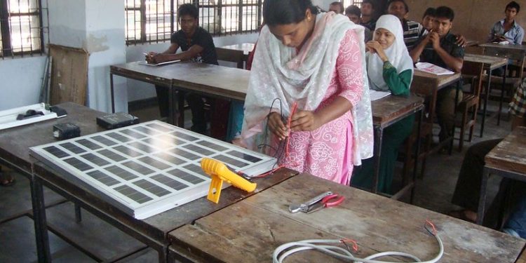 Fossil-Fuelled Power Edges Out Bangladesh’s Off-Grid Solar Success
