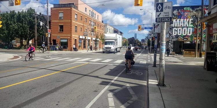 Threatened Toronto Bike Lane Gets More Rush Hour Traffic than the Car Lane