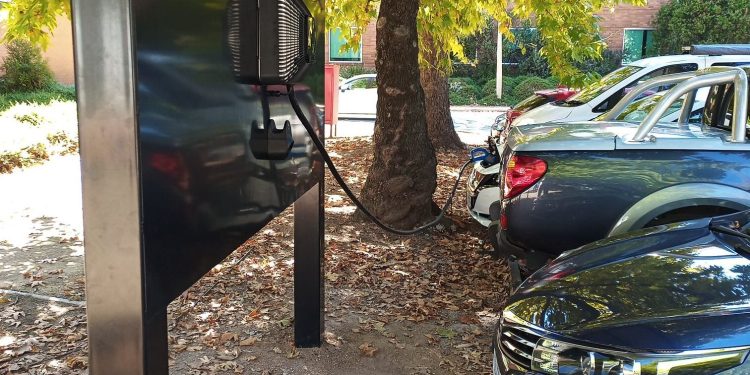 How Electric Vehicles Can Fix the Grid and Lower Electricity Bills